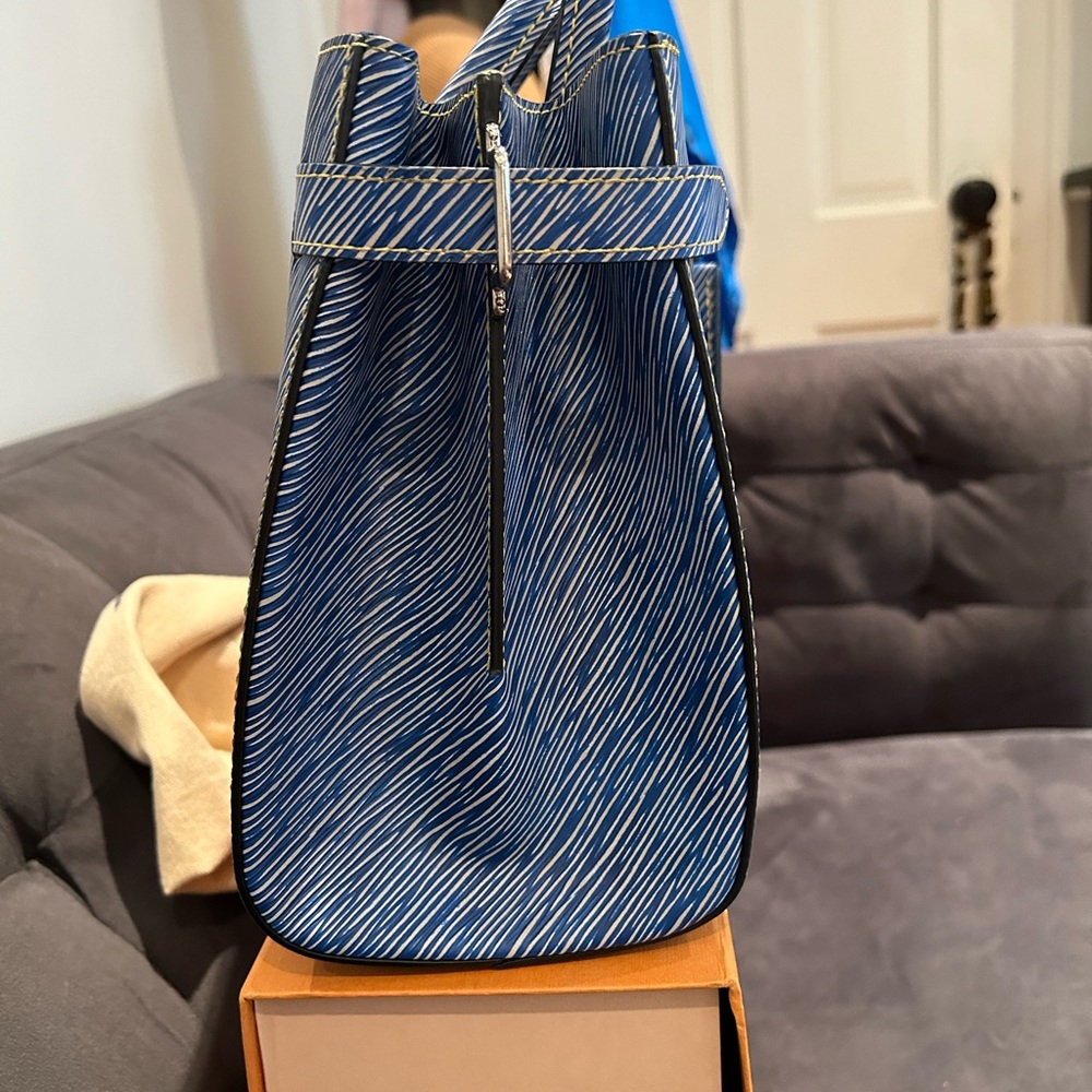 Louis Vuitton Blue Handbag with Colorful Accents - Picture 3 of 8